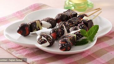 Agar Liburan Gak Bosenin, Yuk Cobain Buat Sate Buah Saos Coklat. Rasanya Super Maknyussss