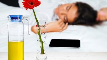 Waspadai Bahaya Tidur Dekat Ponsel